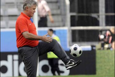 AFP PHOTO / Dutch coach of the Russian national football team Guus Hiddink plays with the ball during a team training session in Innsbruck on June 9, 2008