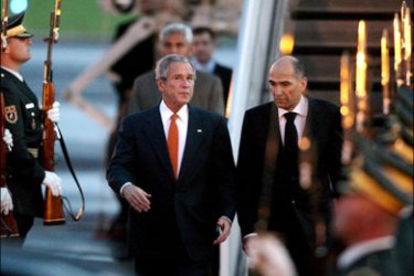 epa : epa01374943 US President George W. Bush (L), is welcomed by Slovenian Prime Minister Janez Jansa (R), upon arrival at the Slovenian Airport Joze Pucnik near
