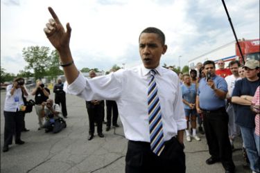 afp : Democratic presidential candidate US Senator Barack Obama talks to workers at a Rite Aid distribution center in Waterford, Michigan, June 02 2008. Democratic front-runner