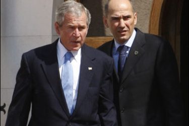 R/REFILE - QUALITY REPEAT - U.S. President George W. Bush (L) and Janez Jansa, prime minister of current European Union president Slovenia, walk behind a fountain as they prepare to participate in a photo opportunity at Brdo Castle during the U.S.- E.U. Summit, June 10, 2008. Bush is travelling on a week-long trip to Slovenia, Germany, Italy, France, England and Northern Ireland. REUTERS/Jason Reed (SLOVENIA)