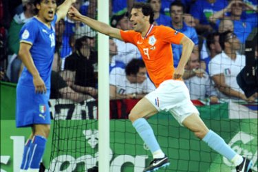 afp : Dutch forward Ruud van Nistelrooy (R) celebrates after scoring the 1-0 during the Euro 2008 Championships Group C football match Netherlands vs. Italy on June 9, 2008 at the