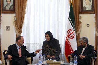 AFP PHOTO/EU foreign policy chief Javier Solana speaks through an interpreter (C) with Iran's top nuclear negotiator and head of Iran's Supreme Council of National Security Saeed Jalili (R) during a meeting in Tehran on June 14, 2008.
