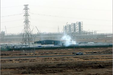 EPA/ An oil facility seen in the desert at Khurais oil field, about 160 km from Riyadh, Saudi Arabia, 23 June 2008. A top executive at Saudi Aramco said that the company's plans are on track for its Khurais project south of Riyadh which puts put 1.2