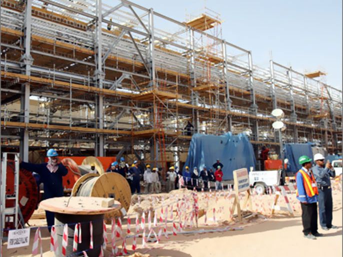 EPA/ Workers seen at a construction site during a press tour in the desert at Khurais oil field, about 160 km from Riyadh, Kingdom of Saudi Arabia, 23 June 2008. A top executive at Saudi Aramco said that the company's plans are on track for
