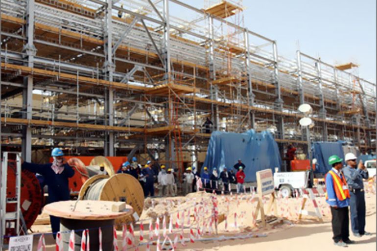 EPA/ Workers seen at a construction site during a press tour in the desert at Khurais oil field, about 160 km from Riyadh, Kingdom of Saudi Arabia, 23 June 2008. A top executive at Saudi Aramco said that the company's plans are on track for