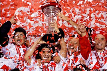 epa01373961 River Plate's Ariel Ortega (C) raises the trophy after winning their 33rd Argentine First Division championship at the end of their soccer match against OIimpo at