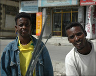 الصوماليون في اليمن أطفالا وكبارا يعملون في غسل السيارات (الجزيرة نت)