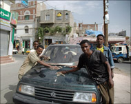 غسل السيارات المهنة الأبرز للصوماليين باليمن (الجزيرة نت)