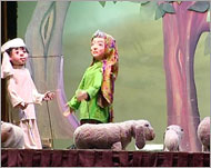 جانب من مسرحية تعرض على مسرح عرائس مدينة راولبندي (الجزيرة نت)