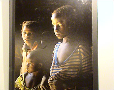 أحد أقسام المعرض مخصص لرحلة تصوير إلى أدغال كينيا (الجزيرة نت)