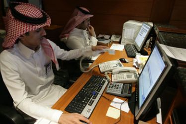Traders work at the Alistithmar Capital in Riyadh July 8, 2008. Saudi Arabia's main index ends down more than 2 percent, led by losses in Saudi Basic Industries Corp (SABIC)