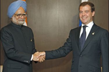 R/Russian President Dmitry Medvedev (R) shakes hands with Indian Prime Minister Manmohan Singh at Group of Eight (G8) Hokkaido Toyako Summit in northern Japan July 9, 2008. REUTERS/RIA Novosti/Dmitry Astakhov (JAPAN)