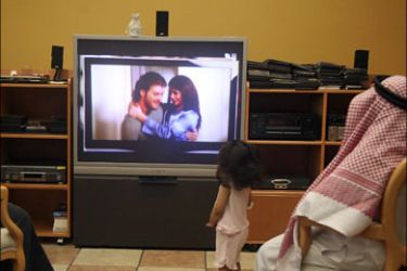 r : A family watches the Turkish soap opera "Noor" in Jeddah July 26, 2008. The show which flopped when first broadcast in its native Turkey three years ago has taken the Arab world