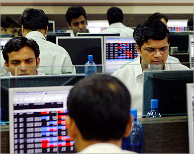 REUTERS/ Brokers trade on their computer terminals at a stock brokerage firm in Mumbai July 23, 2008. Indian shares provisionally ended up 6.06 percent on Wednesday, led by