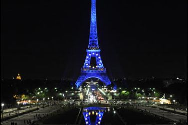 AFP PHOTO /Picture taken on June 30, 2008 in Paris of the new blue lighting of the Eiffel tower to mark the French European Union presidency.