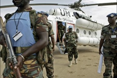 r : REFILE - CORRECTING DATE Commander of the joint U.N.-African Union (UNAMID) peacekeeping mission Martin Luther Agwai (C) disembarks from a U.N. helicopter during a