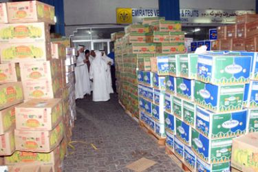 خضراوات وفواكه في سوق الميناء في أبوظبي بعد وصولها من نقاط الحدود الإماراتية السعودية