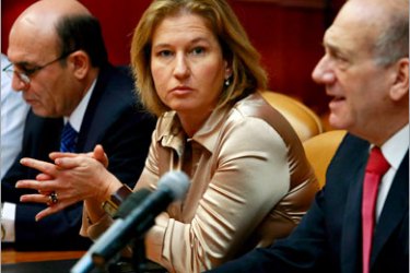 epa01465311 : Israeli Foreign Minister Tzipi Livni (C) looks on as Prime Minister Ehud Olmert (R) addresses the start of the weekly cabinet meeting August 24, 2008 at his office in