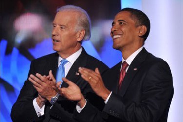 afp : Democratic presidential nonimee Barack Obama (R) and running mate Joe Biden (L) acknowledge the crowd during the Democratic National Convention 2008 at the Pepsi
