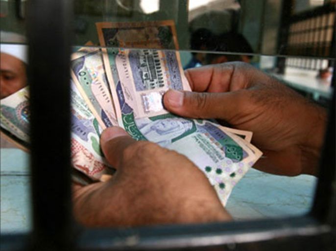 A Saudi money exchanger counts Saudi riyals in Riyadh August 4, 2008
