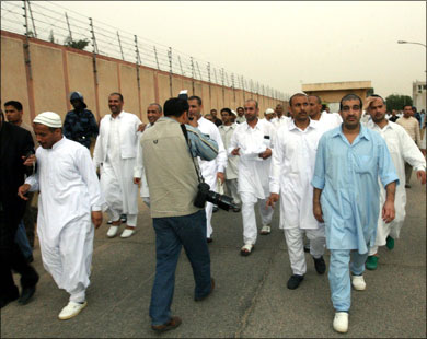 سجناء ليبيون أطلق سراحهم في أبريل/نيسان الماضي (الفرنسية-أرشيف)