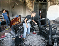 بعض آثار الدمار الذي لحق بمنزل أفراد من عائلة حلس في حي الشجاعية (الفرنسية)