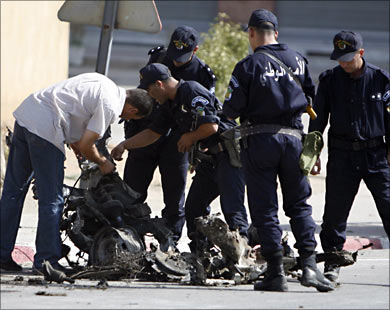 القاعدة تتبنى أغلب التفجيرات بالجزائر (رويترز-أرشيف)
