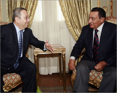باراك قال إن وضعا مختلفا سينشأ في مصر بما أن عهد مبارك انتهى (الفرنسية-أرشيف)