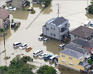 الأمطار الحالية في اليابان تعتبر الأغزر منذ أواخر عام 2000 (رويترز) 
