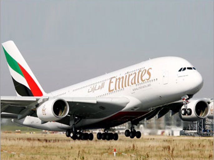 epa01426137 The first Airbus A380 delivered at Airbus plant Finkenwerder to Emirates airline takes off to Dubai, UAE from Hamburg, Germany, 29 July 2008. The A380's first