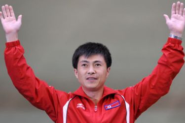 epa01441139 North Korean and silver medalist Kim Jong Su waves on the podium after the Men's 50m Pistol final at the Beijing Shooting Range Hall for the Beijing 2008 Olympics