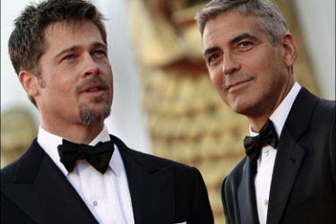 R : U.S. actors Brad Pitt (L) and George Clooney pose on the red carpet at the Film Festival in Venice August 27, 2008. Pitt and Clooney star in Ethan and Joel Coen's movie "Burn After
