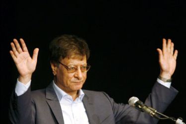 afp : (FILES)-Palestinian poet and journalist Mahmoud Darwish gestures during his show in the northern Israeli city of Haifa, 15 July 2007. Darwish, seen as a symbol of