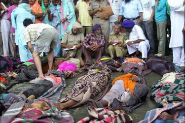 afp : Indian Punjab police and villagers surround the dead bodies of devotees at the Civil Hospital in Anandpur Sahib in the Punjab state on August 3, 2008. More than 120 Hindu