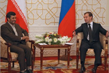 epa01469628 Russian President Dmitry Medvedev (R) speaks with Iranian President Mahmoud Ahmadinejad (L) during their bilateral meeting within Shanghai Cooperation