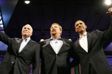 US Republican presidential candidate Senator John McCain (R-AZ) (L) and US Democratic presidential candidate Senator Barack Obama (D-IL) (R) wave, as moderator