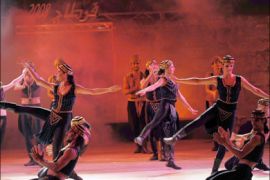 afp : Syrian dancers of the Ballet Enana perform "Sindbad the sailor" during the 44th International Carthage festival, on July 31, 2008 at the Roman theatre in Carthage, near Tunis.