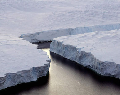 جليد القطب الجنوبي غير مستقر لأنه يقع فوق صخور تحت مستوى البحر (رويترز-أرشيف)
