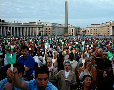 مسيحيون في ساحة كنيسة سانت بيتر في الفاتيكان (الأرشيف-رويترز)