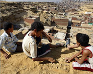 الفقر من أهم أسباب العنف الذي يواجهه الأطفال بمصر (رويترز-أرشيف)