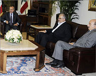 سليمان بلقاء جانبي قبل الجلسة مع نائب حزب الله محمد رعد ووليد جنبلاط ونبيه بري (الفرنسية)