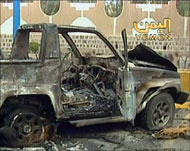 آثار سيارة انفجرت خلال الهجوم على السفارة الأميركية في صنعاء (الفرنسية)