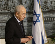 Israel's President Simon Peres leaves after he delivered a statement to the press at his residence in Jerusalem September 21, 2008.