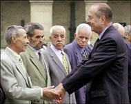 شيراك يلتقي مجموعة حركى في 2001 بيومهم الوطني الذي كان هو من أقره  (الأوروبية-أرشيف)