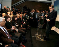 
ساركوزي في لقاء مع ممثلي الحرْكى نهاية مارس 2007 وهو مرشح رئاسي (الأوروبية-أرشيف)