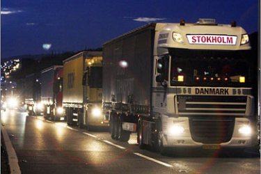 REUTERS/Lorries heading towards the Channel Tunnel queue on an exit ramp off of a closed motorway outside Maidstone in southern England