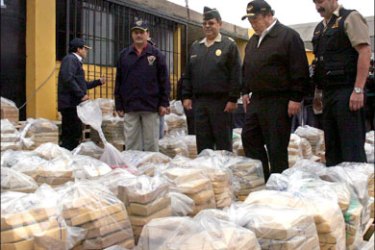 epa : epa01482106 Peruvian Interior minister Luis Alva Castro (2R) takes a look to the shipment of 2,5 tons of cocaine seized by the authorities and stored in Lima, Peru on