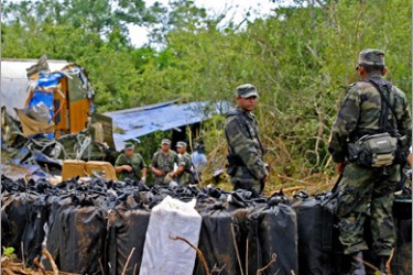 AFP / September 23, 2007 of Mexican soldiers guarding a 3.3 tonnes pure cocaine seizure --allegedly belonging to fugitive Mexican drug-trafficker Joaquيn 'Chapo' Guzmلn-- after the airplane "Gulfstream II" from Colombia crashed in Merida