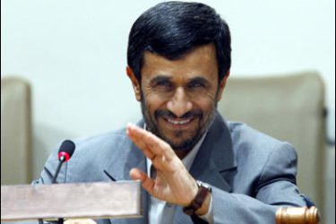 R/Iran's President Mahmoud Ahmadinejad waves at journalists at the beginning of a news conference during the 63rd United Nations General Assembly at the U.N. headquarters in New York, September 23, 2008. REUTERS/Chip East (UNITED STATES)