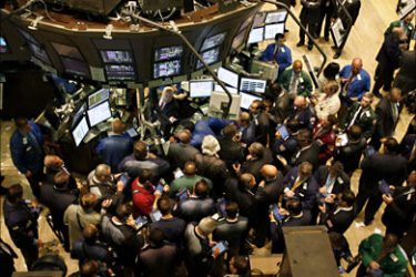 r_Traders work on the floor of the New York Stock Exchange, September 16, 2008. The Federal Reserve held U.S. interest rate steady on Tuesday, opting to soothe rattled financial